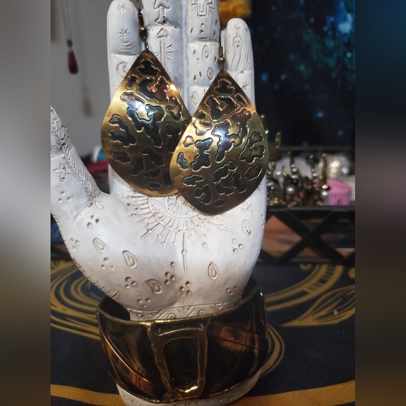 NWOT Gorgeous metal bracelet and earrings set with amazing details - Picture 2 of 7